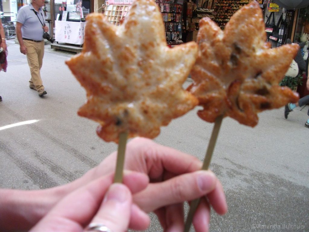 Viskoek met oesters in Miyajima