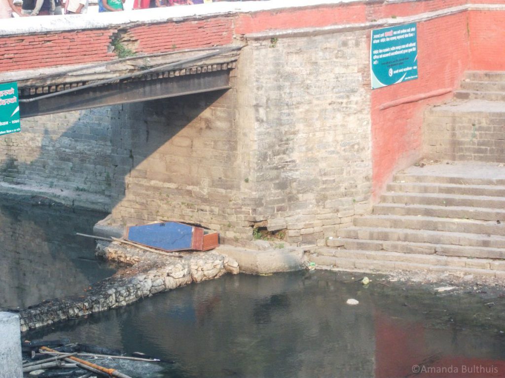 Doodskist langs Bagmati Rivier, Kathmandu