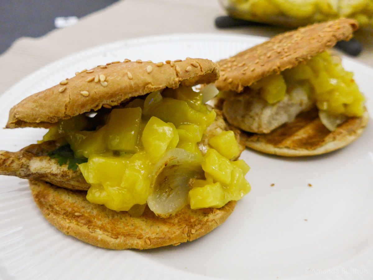 Hamburger India Style – Kip Tandoori burger met mangochutney - Keukenneusje