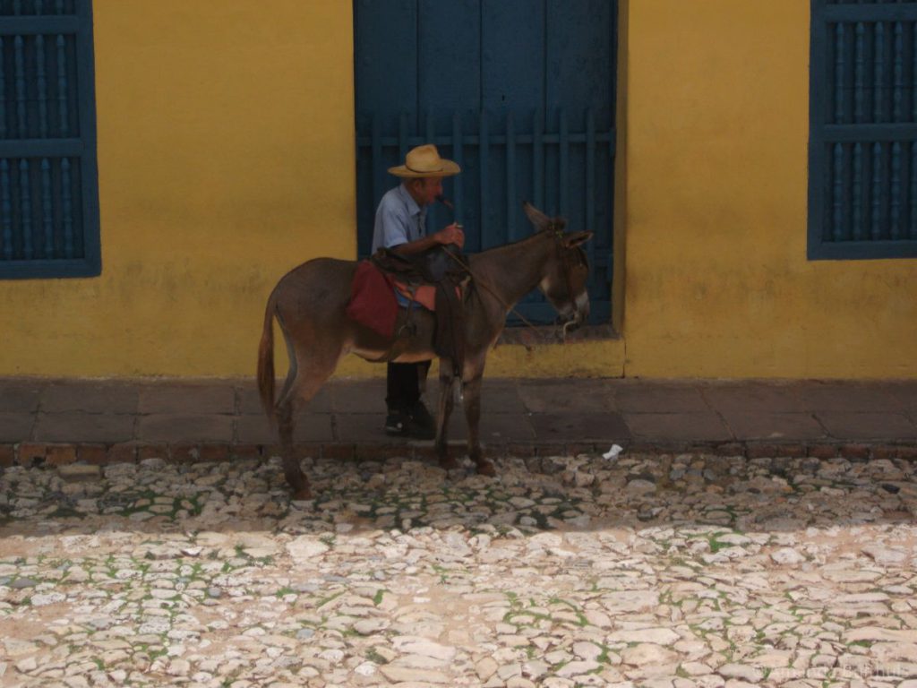 Man met paard in Trinidad, Cuba