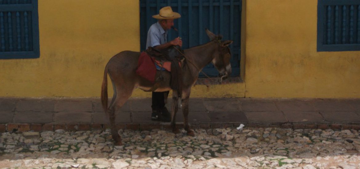 Man met paard in Trinidad, Cuba