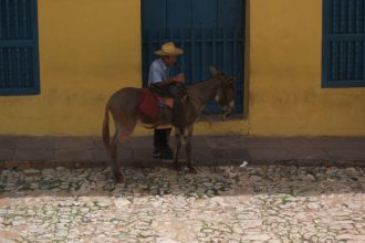 Man met paard in Trinidad, Cuba