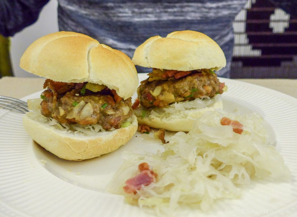 Oostenrijkse hamburgers met zuurkool