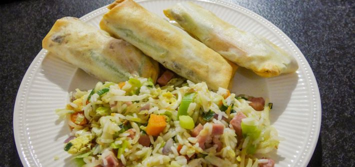 Zelfgebakken loempia's met nasi