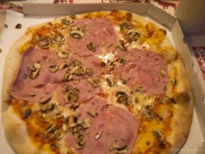 Pizza met ham en champignons