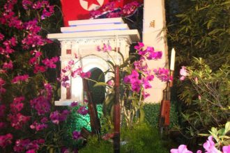 Bloemstuk met Kimilsungia op de Flower Exhibition in Pyongyang