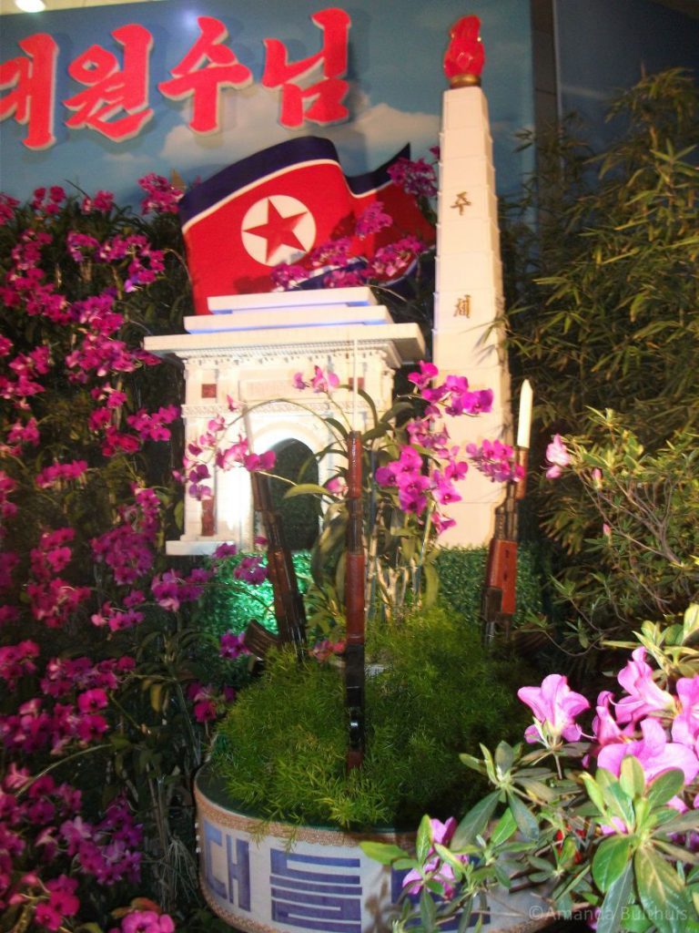 Bloemstuk met Kimilsungia op de Flower Exhibition in Pyongyang