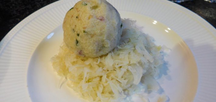 Speckknödel met zuurkool