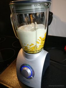 Mango lassi maken