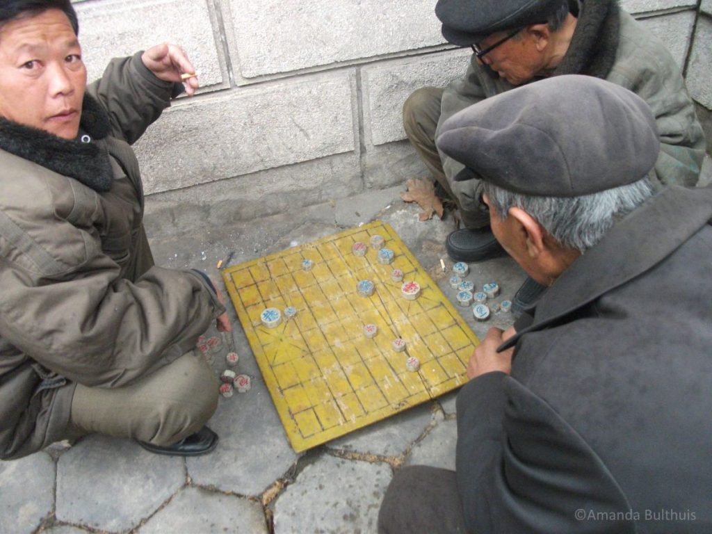 Noord-Koreaanse mannen spelen Koreaans schaken