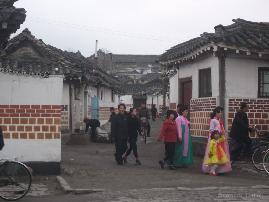 Vrouwen in feestkleding - Kaesong, Noord-Korea