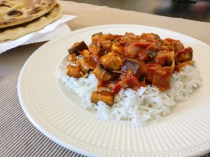 Aubergine curry met naanbrood