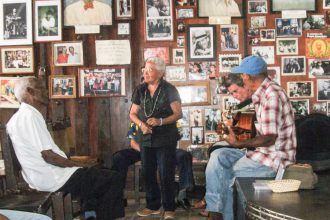 Bandje in café in Santiago de Cuba