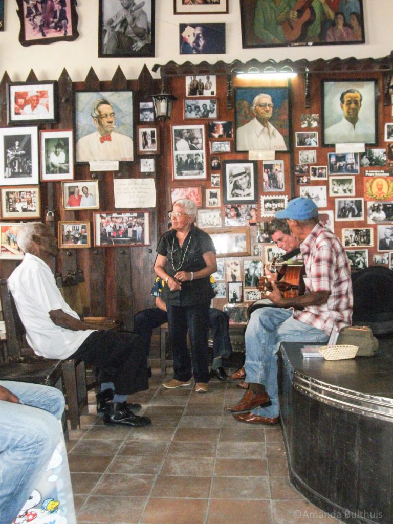 Bandje in café in Santiago de Cuba