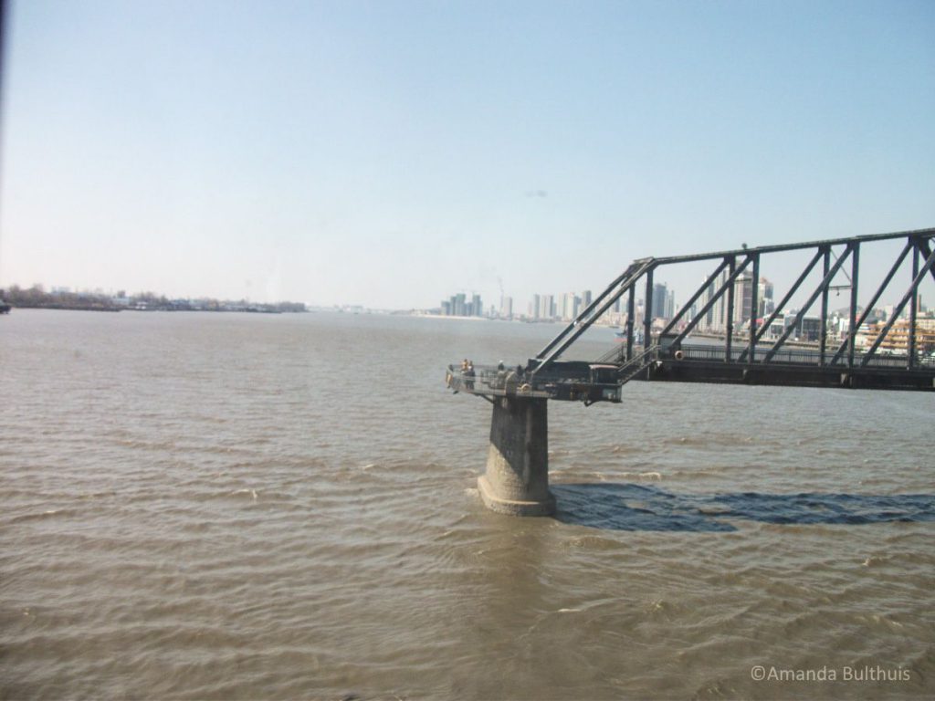 Chinese kant van een vroegere brug tussen China en Noord-Korea