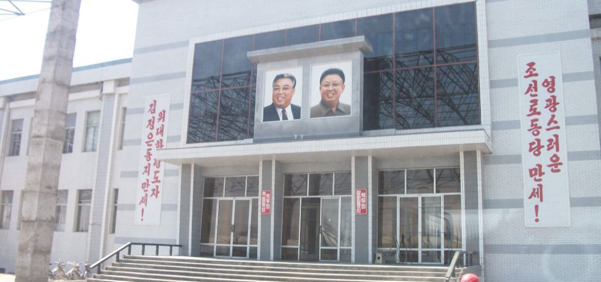 Station vanuit de trein naar Pyongyang