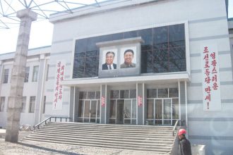 Station vanuit de trein naar Pyongyang