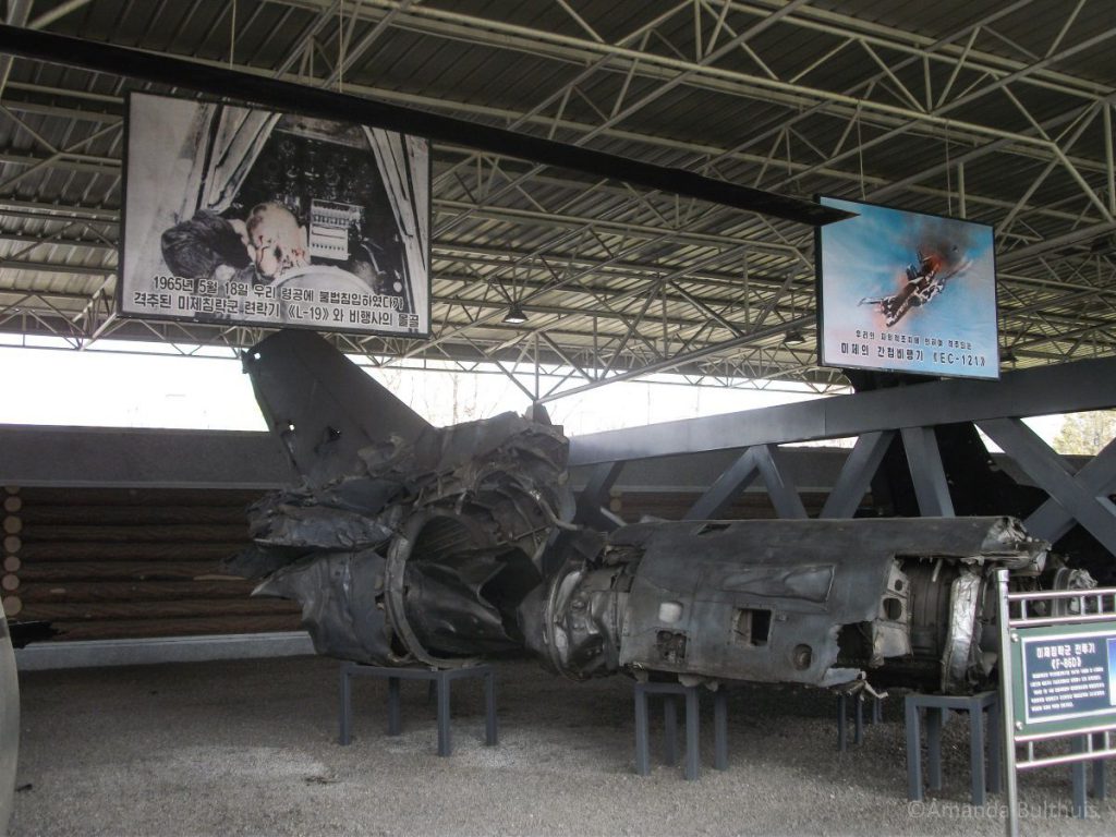 Vliegtuigwrakken oorlogsmuseum Pyongyang