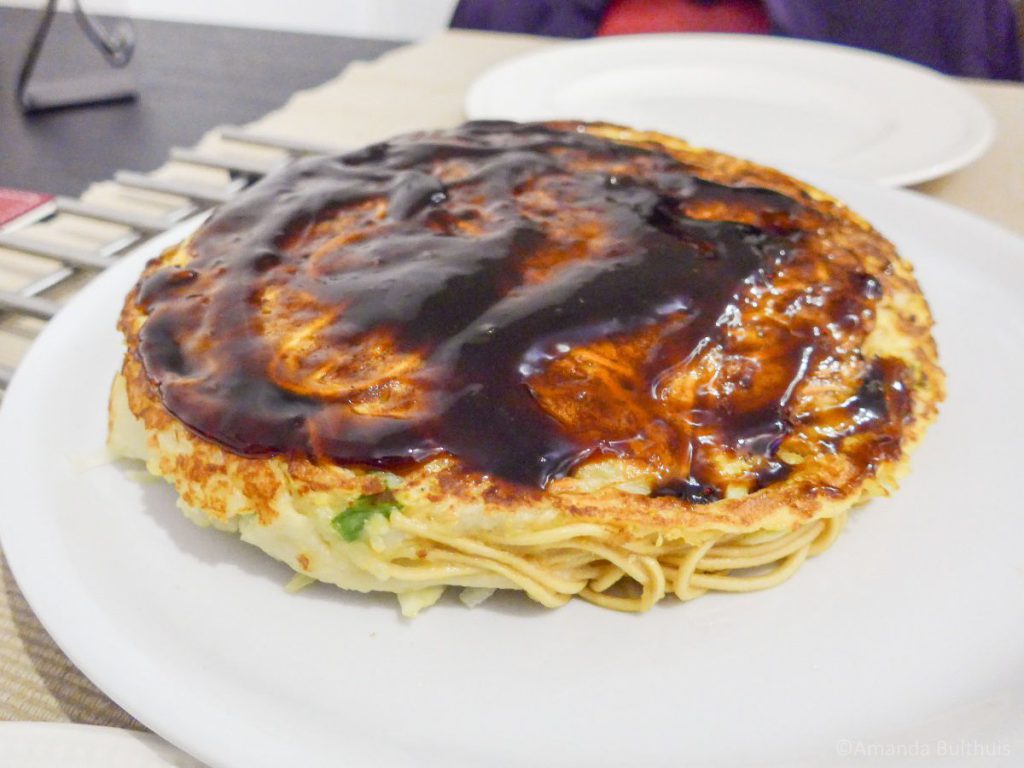 Okonomiyaki met saus