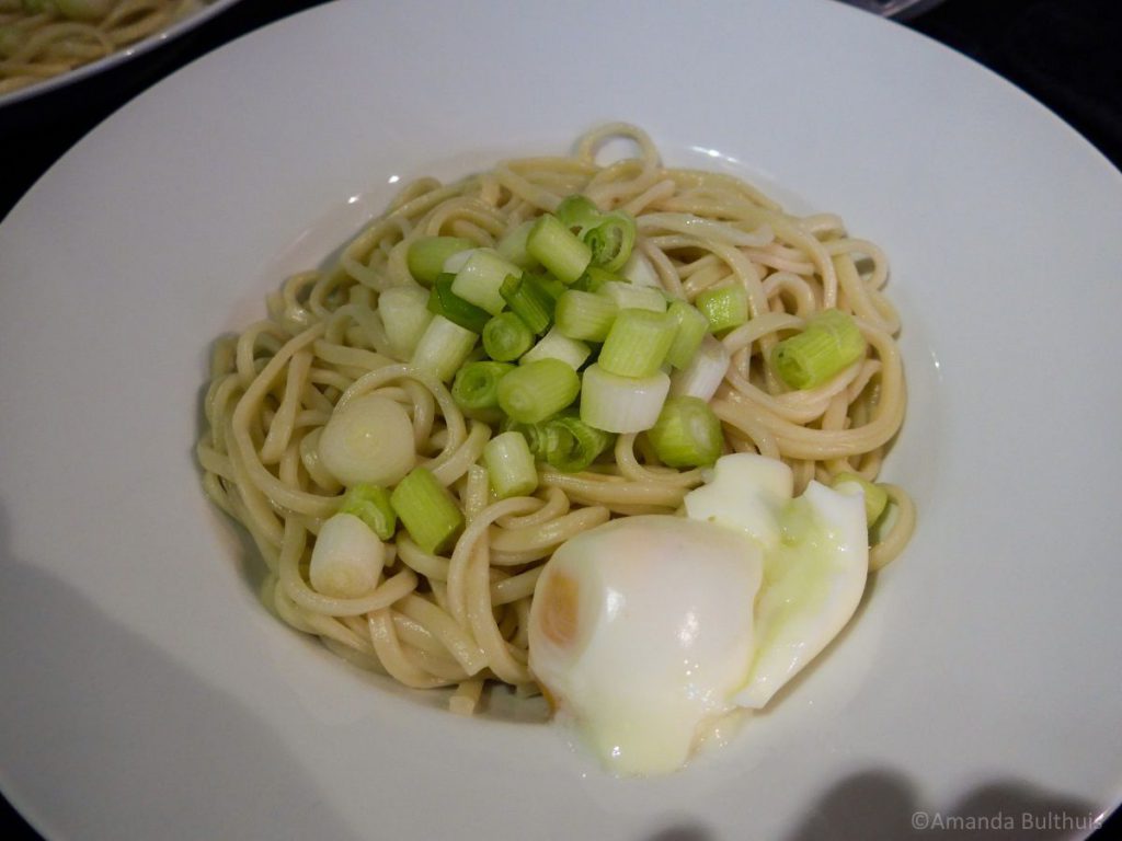 Udon noodles met ei en lente ui