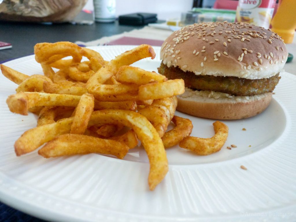 Broccoli burger met curlyfries