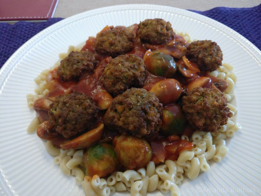 Macaroni met spruitjes en falafel