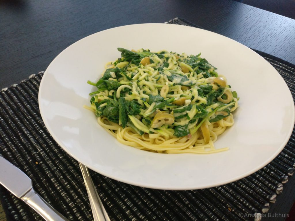 Linguine met courgette, spinazie en olijven