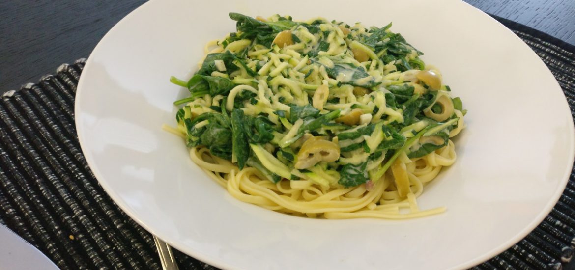 Linguine met courgette, spinazie en olijven