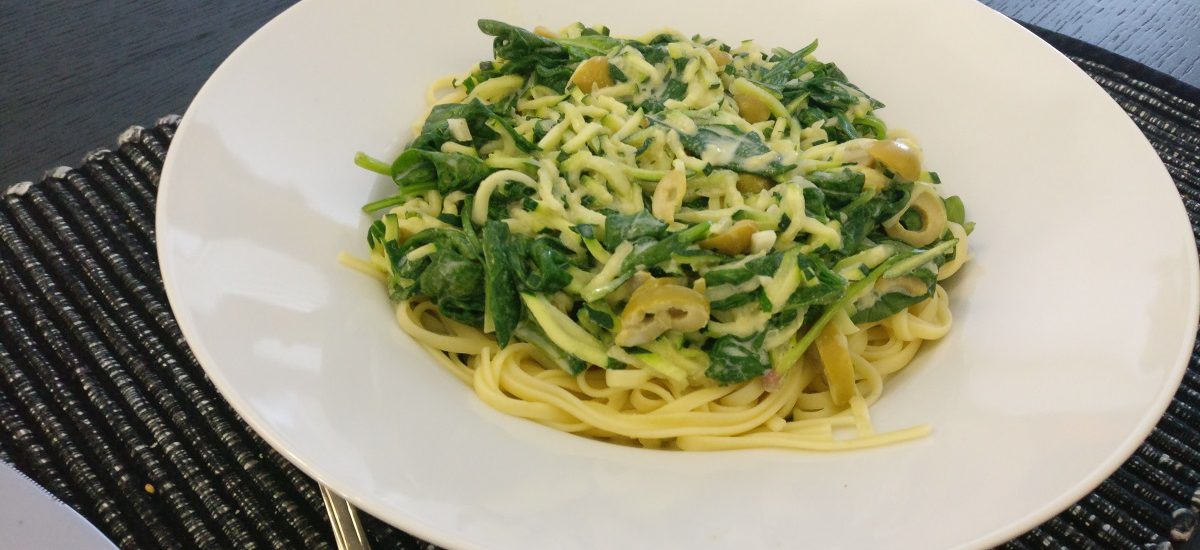 Linguine met courgette, spinazie en olijven