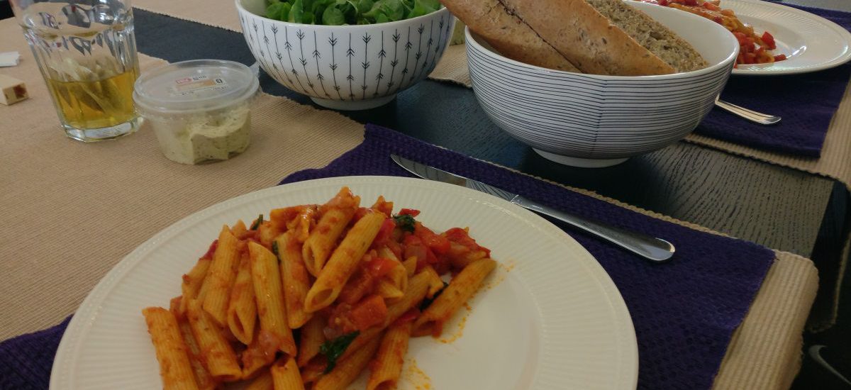 Pasta met rode pesto en veldsla