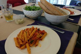 Pasta met rode pesto en veldsla