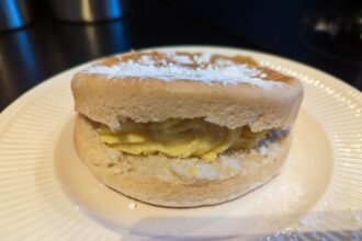 Vegan puddingbroodje op beschuitbol