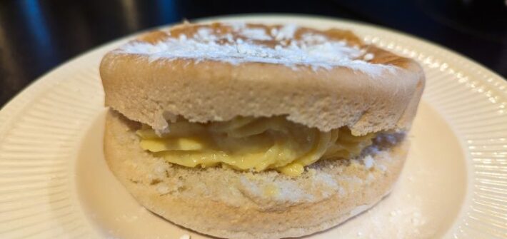 Vegan puddingbroodje op beschuitbol