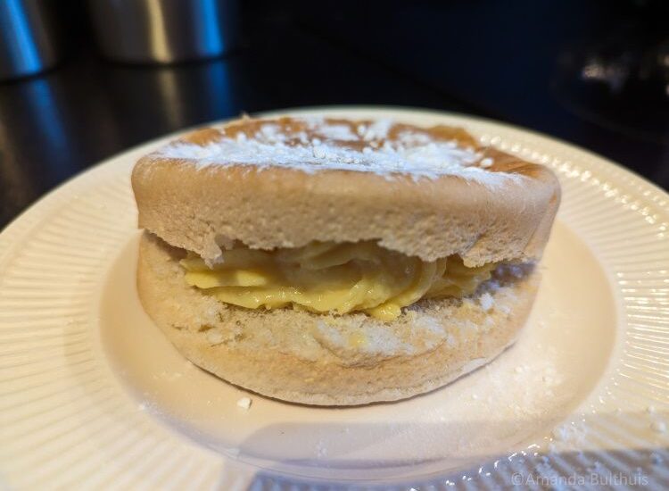 Vegan puddingbroodje op beschuitbol