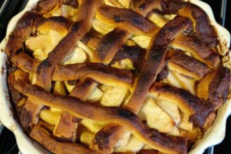 Appeltaart van cinnamonroll deeg