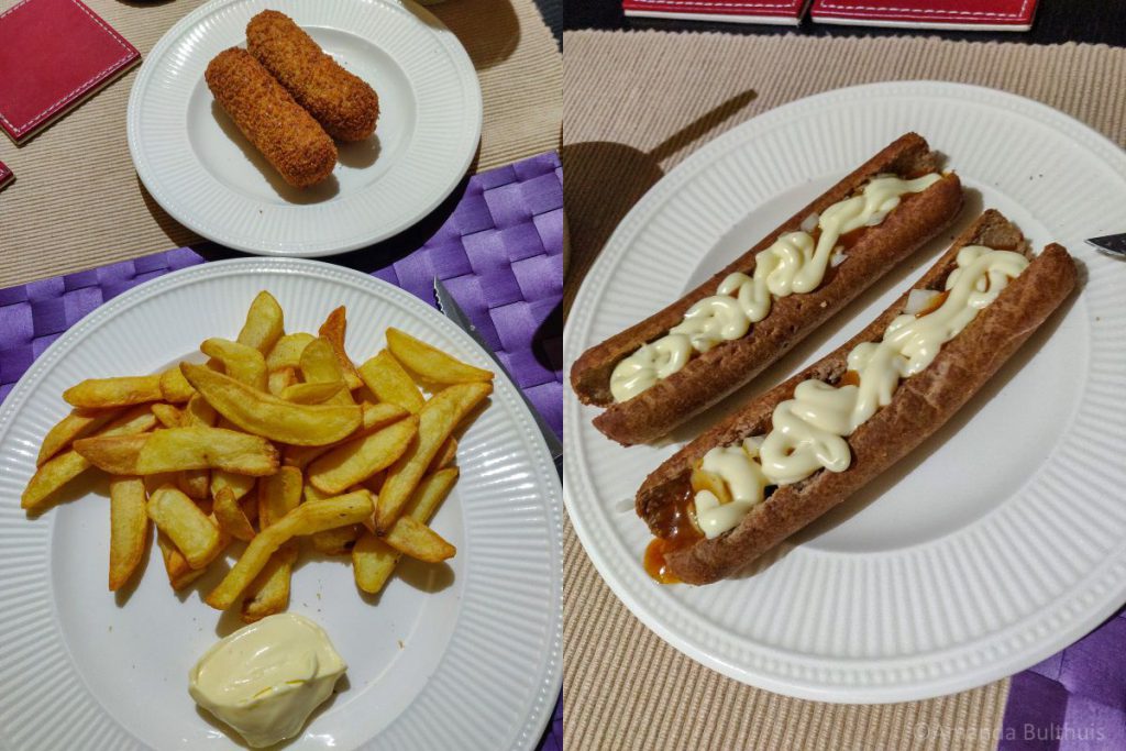 Friet met vegakroketten en vega frikandel speciaal