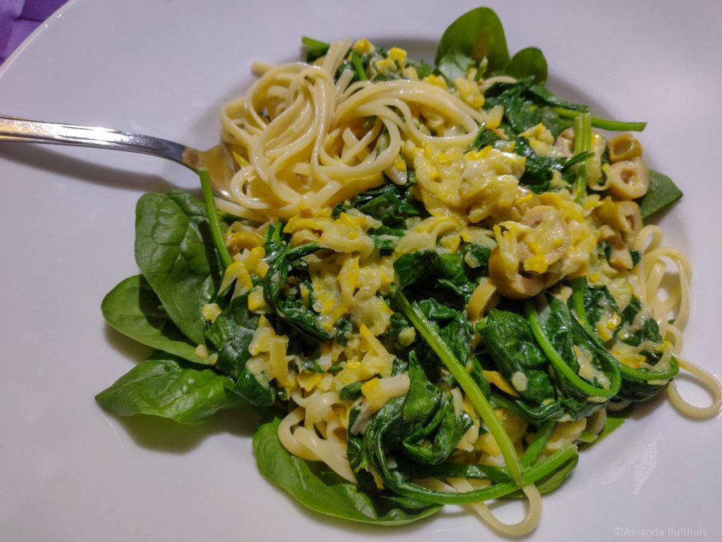 Linguine met courgette, olijven en spinazie