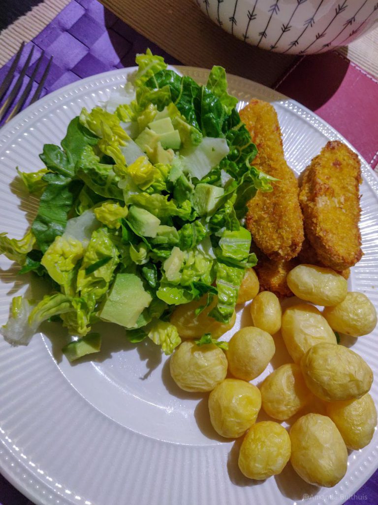 Salade met vegetarische kipsticks en krieltjes