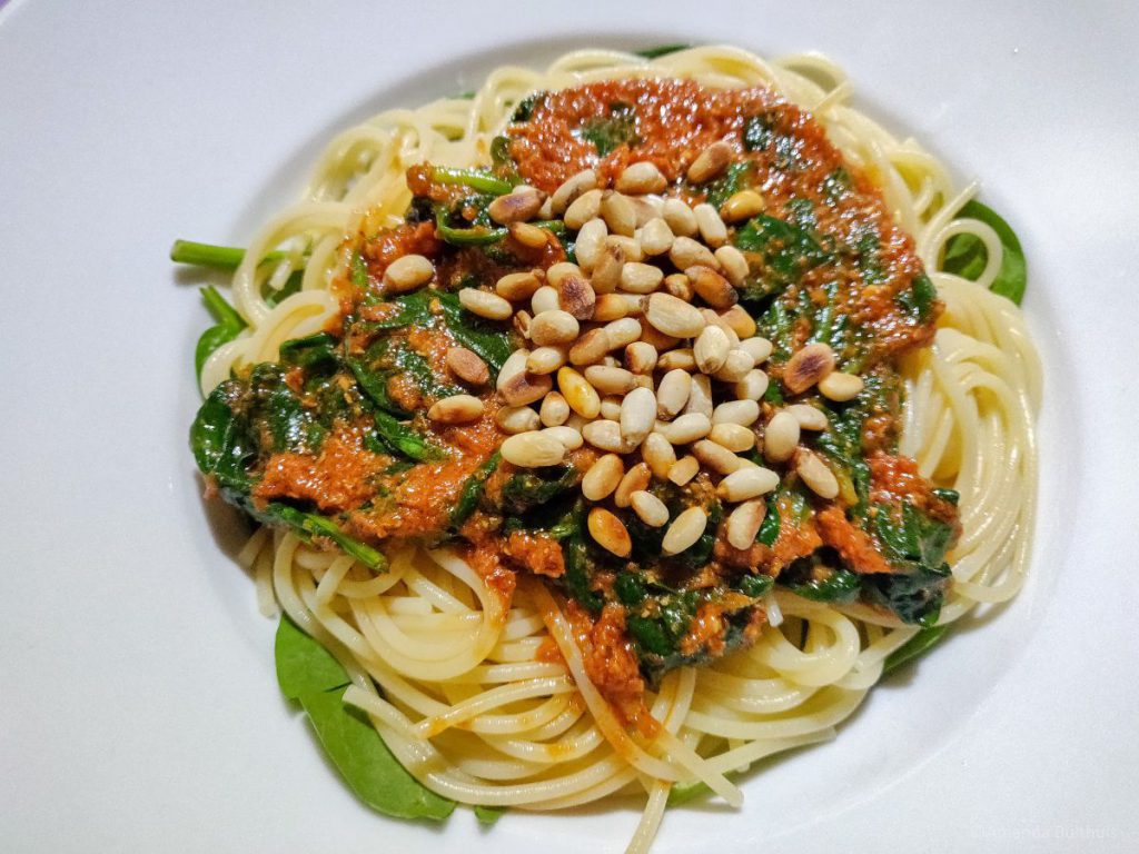 Spaghetti met spinazie, pesto en pijnboompitten