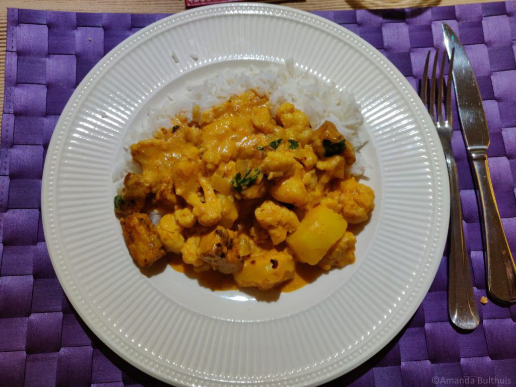 Curry. bloemkool tofu. aardappel