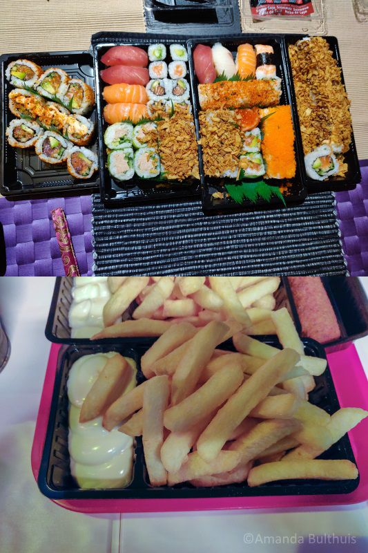 Sushi van AH XL en frietjes