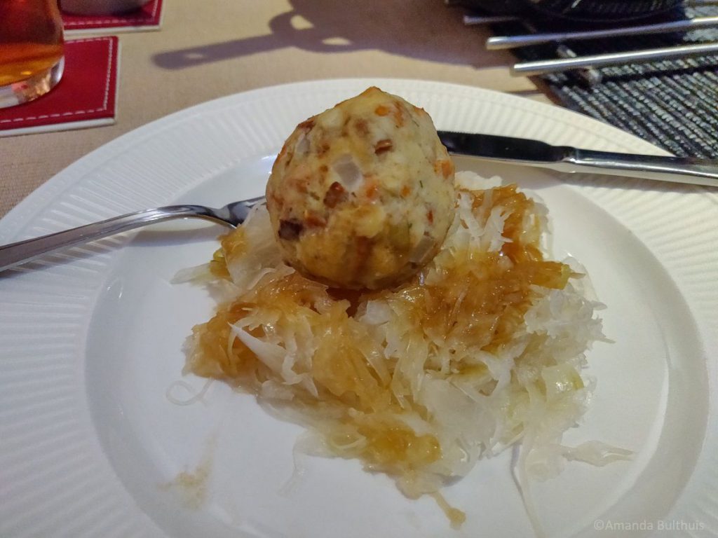 Vegetarische speckknödel met zuurkool