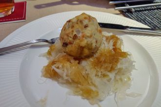 Vegetarische speckknödel met zuurkool
