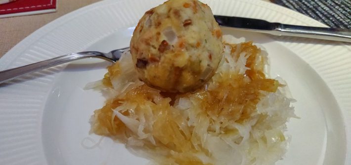 Vegetarische speckknödel met zuurkool