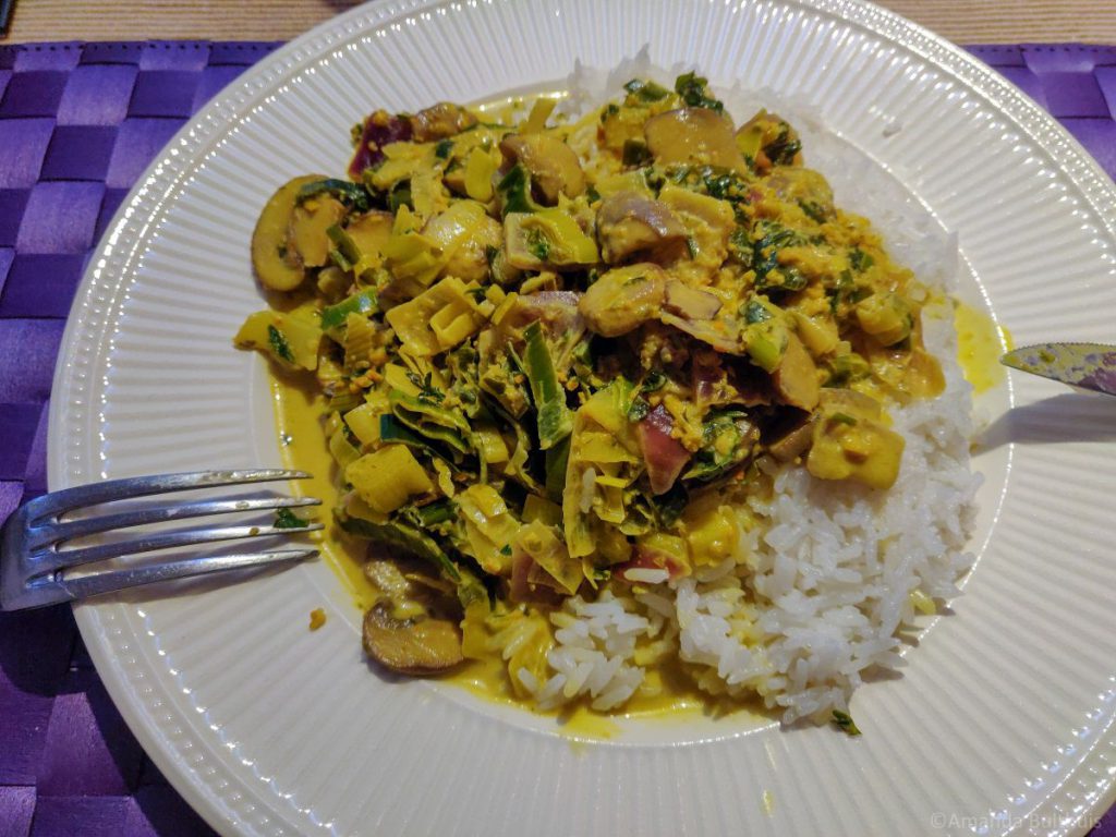 Wok met zelfgemaakte currysaus