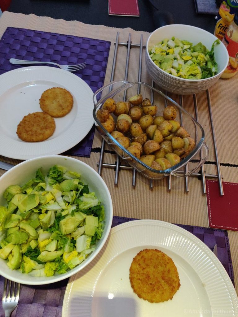 Salade met krieltjes en vegan kaaschnitzel