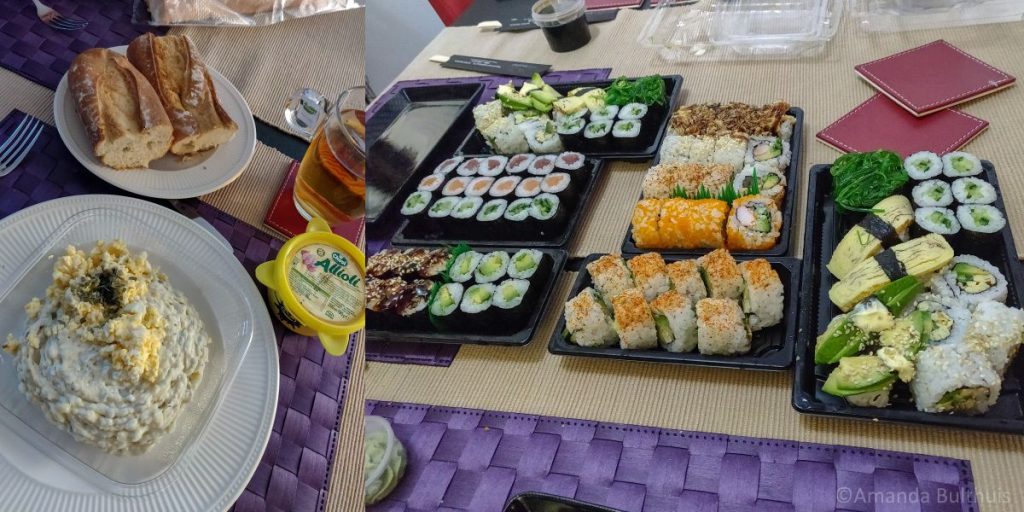 Salade met stokbrood en sushi