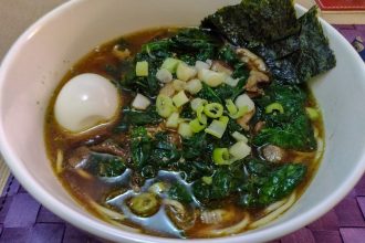 Vegetarische ramen met rode miso en spinazie
