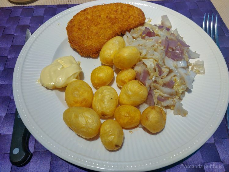 Vegetarische kipschnitzel, aardappeltjes en Chinese kool