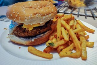 Cubaanse burger met frietjes